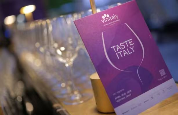 意大利在 Vinitaly 推出巨型酒瓶展馆,展示葡萄酒遗产